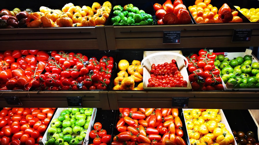 Estantes de tomates, ajíes y limones en la sección de vegetales