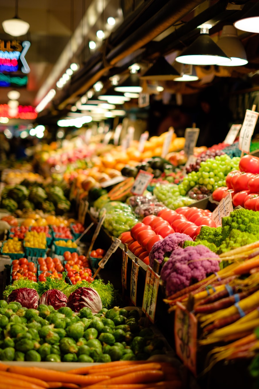 Pasillo de frutas y vegetales con canastas de colores