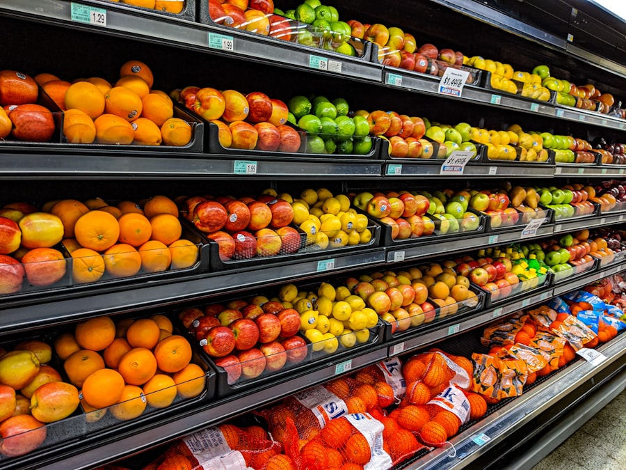 Estantes de cítricos y manzanas en la sección de frutas