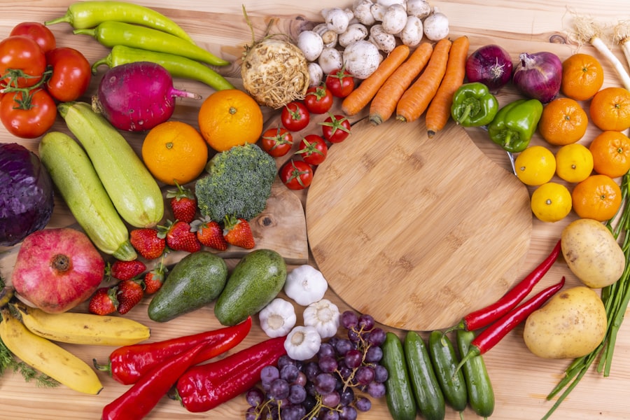 Vegetales frescos y tabla de madera vistos desde arriba