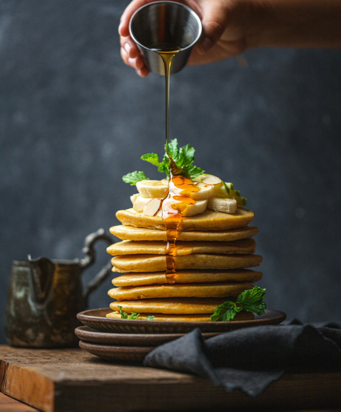 Torre de pancakes con sirope y hierbas frescas