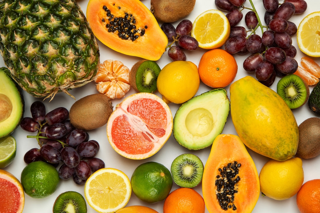Frutas tropicales: piña, papaya, mango, aguacate, chinola y uvas